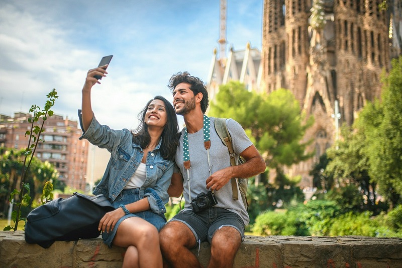 para turystów robiących selfie